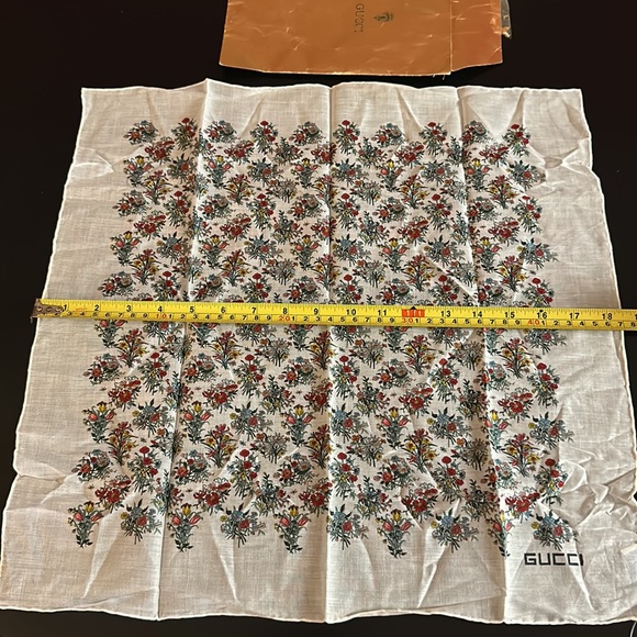 GUCCI Women Floral Scarf Handkerchief Vintage Rolled Hem NWT & Envelope - Picture 6 of 11